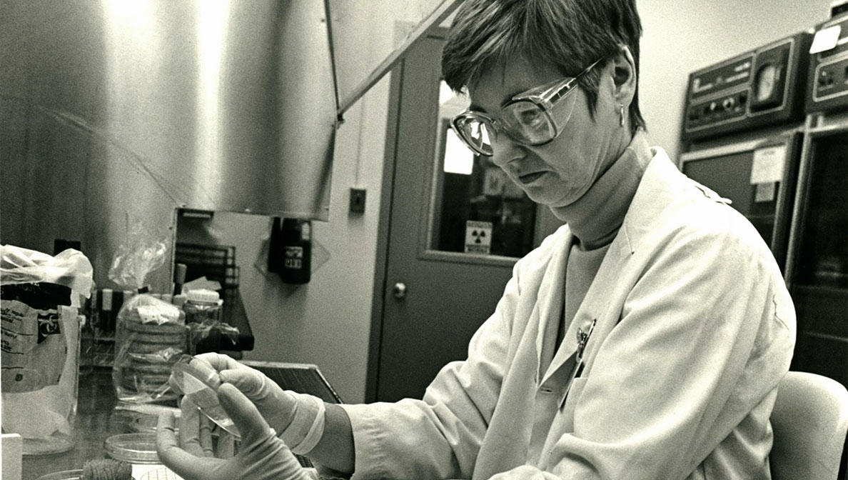 HIV history - Merck scientist in the lab